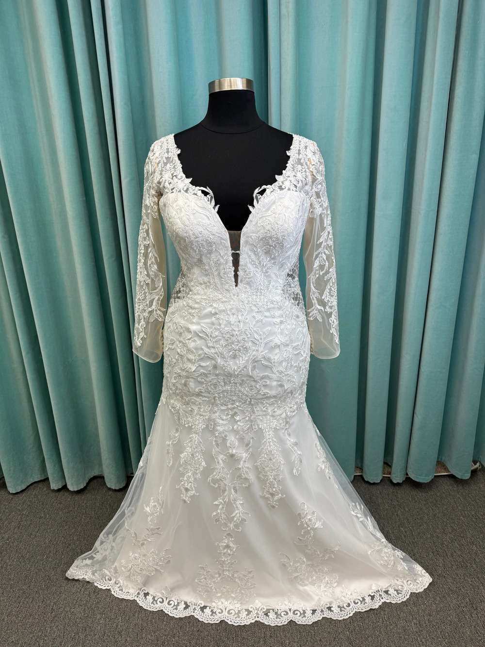 Hera Deep V-Neck Lace Mermaid Plus Size Wedding Dress Sz 20 Ivory
